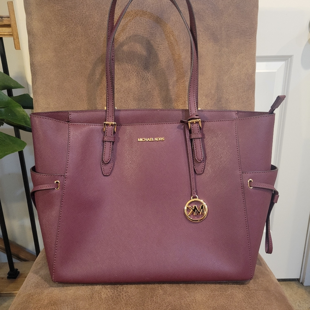 Michael Kors Gilly LeaterTote Bag with Gold Hardware New.